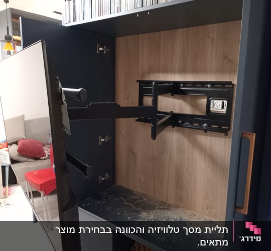 התקנת מתקן טלוויזיה על קיר עץ
